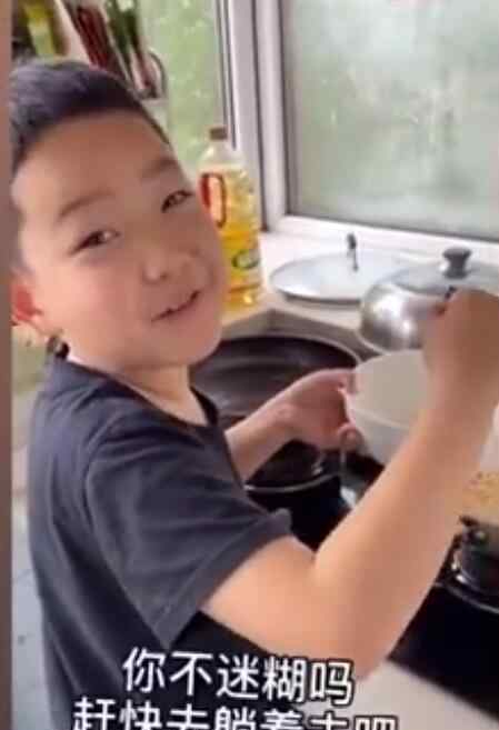 小学生哥哥替生病妈妈为妹妹做饭 超级暖心