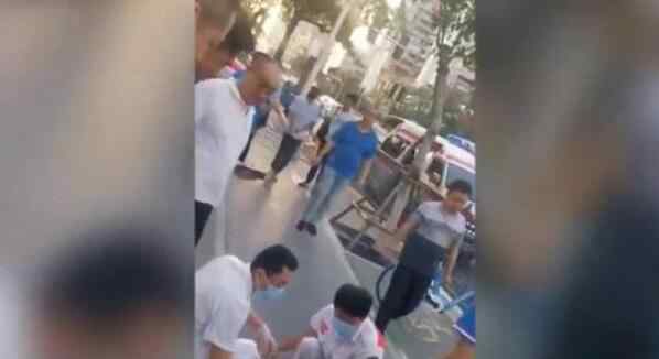 游客晕倒遇18名医生救助守护 为什么会这样