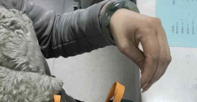 女子跟丈夫吵架后双手变“鸡爪” 医生：这是“气到中毒了”！