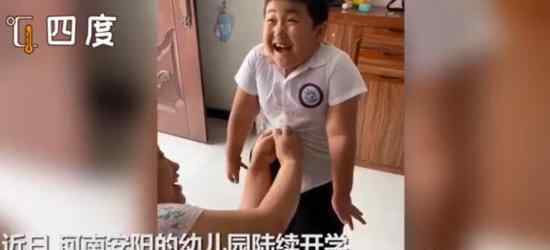 男孩为穿上校服小脸都在使劲 校服穿不下了