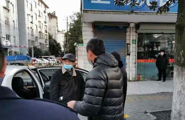 无锡7旬流浪汉衣不蔽体病倒街头 警方查到他身家后被惊呆