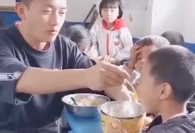学生考100分老师奖励亲自喂饭 这个又是什么奖励