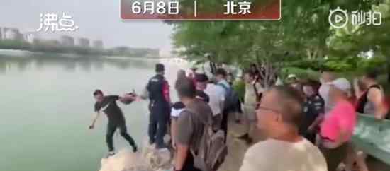 工作人员劝阻游客反被推下水 这是什么情况