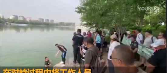 工作人员劝阻游客反被推下水 具体什么情况