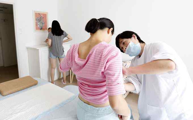 政协委员建议鼓励用人单位为职工提供托幼服务 实施弹性工时等措施