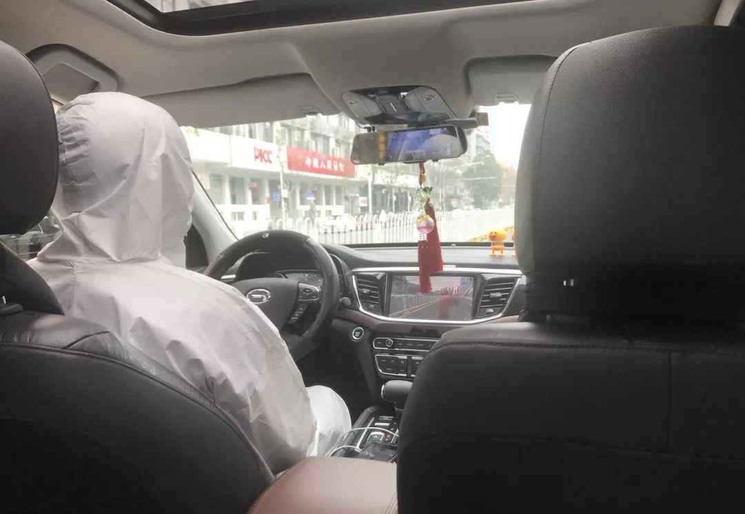 医护人员下班打车回家 下车时的哥举动获赞无数两人对话感人