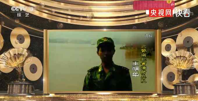 长大后我就成了你！23年前洪水中抱树女孩成为警察 现场一幕看哭网友