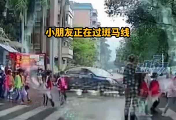 司机冲断学生队伍又下车骂老师 后续来了！当事人现场还跷二郎腿