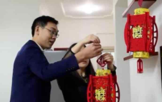 站长火车站求婚 紧张春运也抵挡不了爱情站长浪漫求婚