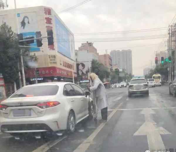 拦车乞讨的白发老人被抓了！警方：老婆、孩子、房子、存款样样齐全