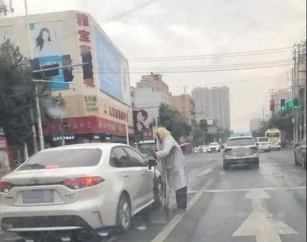 乞讨白发老人是银行VIP 到底啥情况 究竟是怎么一回事