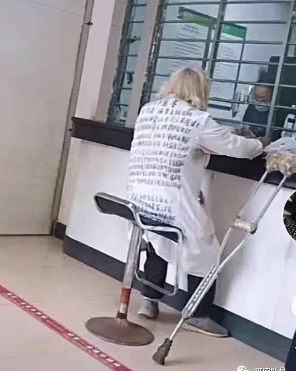 拦车乞讨的白发老人被抓了！警方：老婆、孩子、房子、存款样样齐全