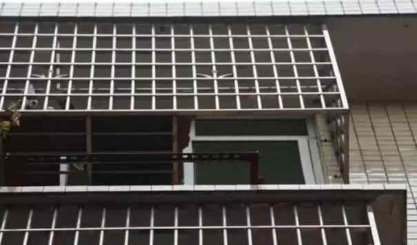 女子擦玻璃一声巨响不见人影 儿子赶来只剩一只鞋