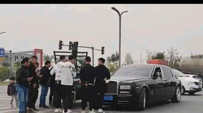 劳斯莱斯婚车与三轮车相撞 到底发生了什么