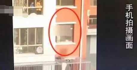 女子往窗外随手不经意一拍 意外记录下无比恐怖瞬间