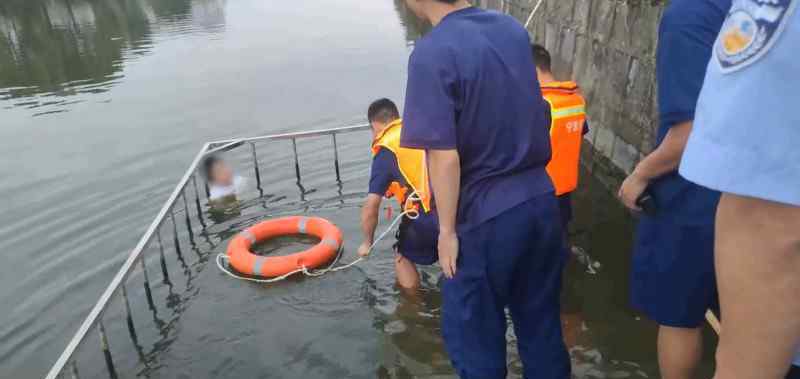 男孩称被姐姐欺负跳河要求道歉 为什么要道歉