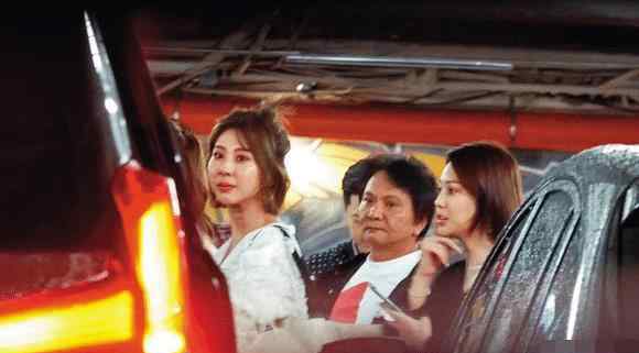 陶喆妻子 50岁陶喆婚变，与3位美女唱歌到深夜？散场后载其中长腿美女回家