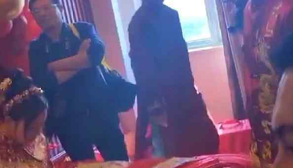接亲被丈母娘嫌给一万八太少  到底发生了什么