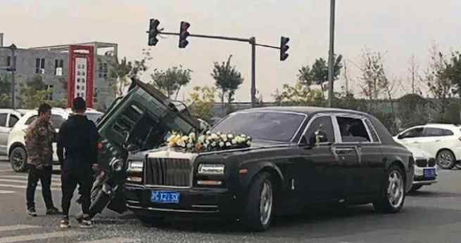 劳斯莱斯婚车与三轮车相撞 到底发生了什么