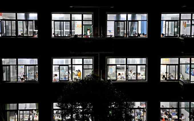 男孩在校园持刀抢劫 却以第一名考上大学？