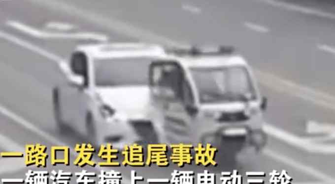 车祸现场变认亲现场 网友：刚刚刚刚撞上了刚刚