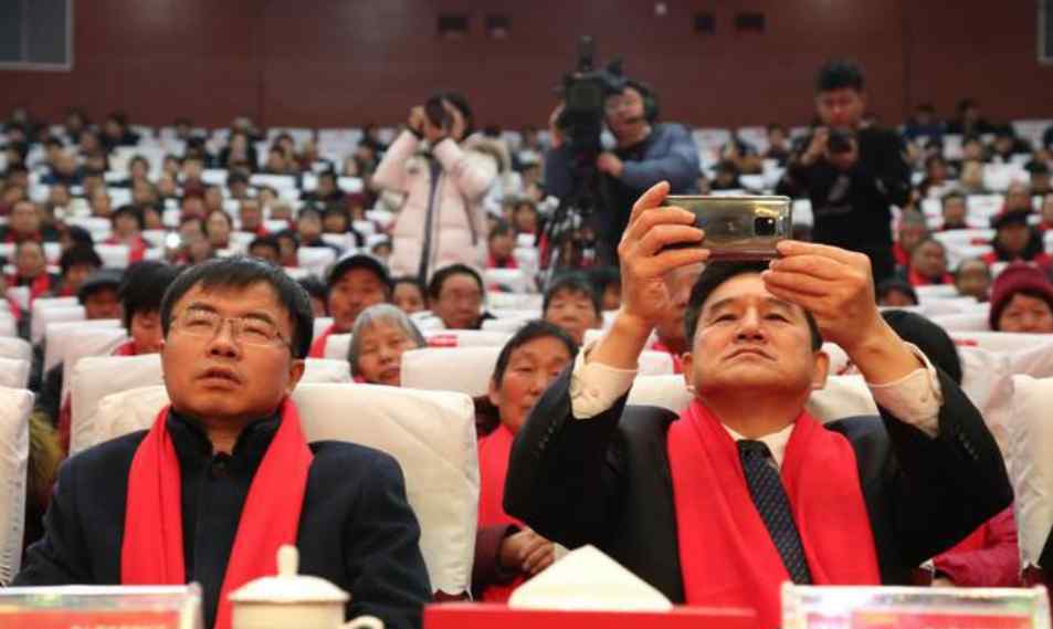公司给员工父母发放190万孝心基金 员工亲自给父母发