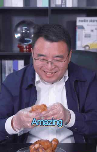 80后副县长卖扒鸡火爆全网 表情夸张不输李佳琪