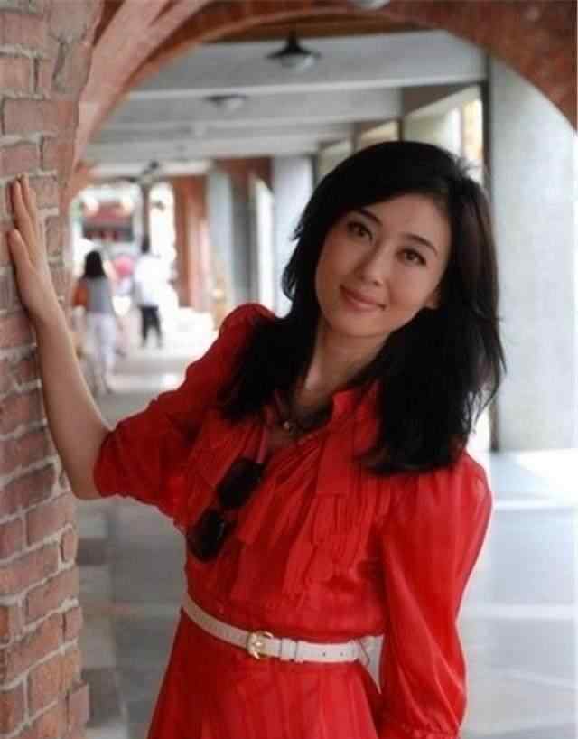 桑晨老公 美女桑晨近照，素颜美爆了！她长发披肩，脸上总是含着浅浅的笑
