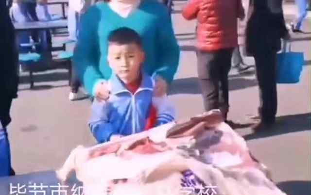 学校给学生发猪肉 成绩好的同学奖励猪肉羡煞网友