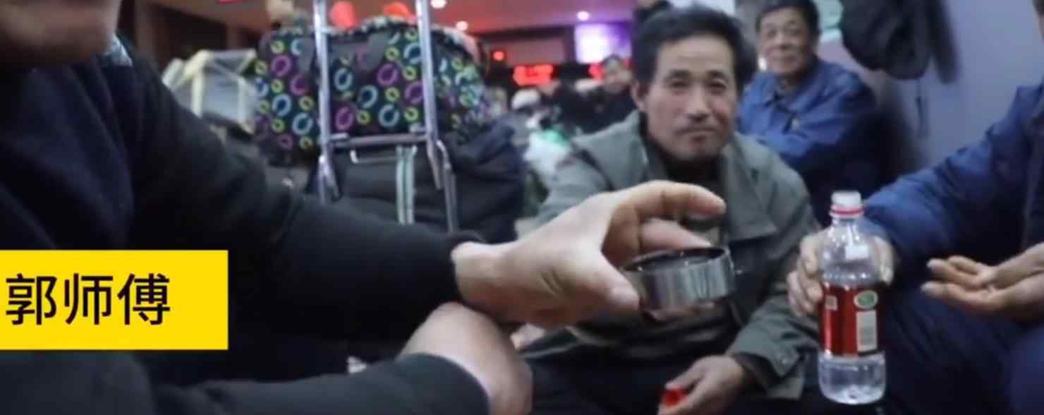 农民工凑28元车站吃散伙饭 不图别的只图平安回家过年