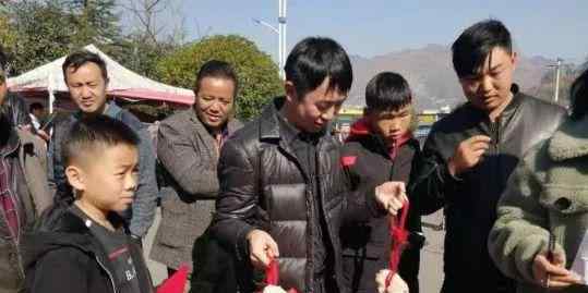 这所学校给学生发猪肉 成绩好就发猪肉奖励你（图）