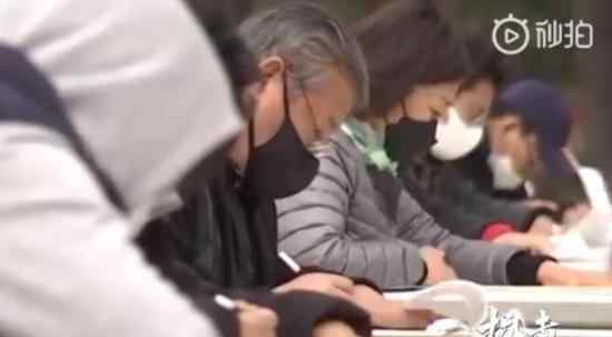 韩国7000余人露天考试考卷被吹走 考场椅子都被刮跑