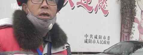 收费员雨中向车主下跪引热议 为了博取同情