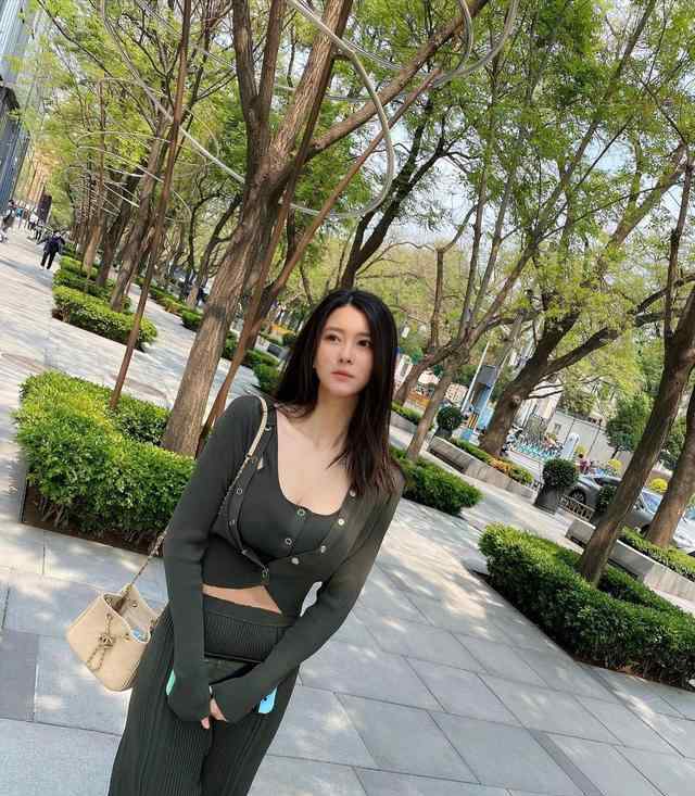 钟鹿纯 29岁钟鹿纯近照曝光，身材丰满，妆容精致，手持Switch成亮点