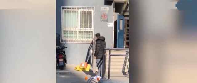 丈夫给父母偷买年货妻子发飙 不退货就不回去
