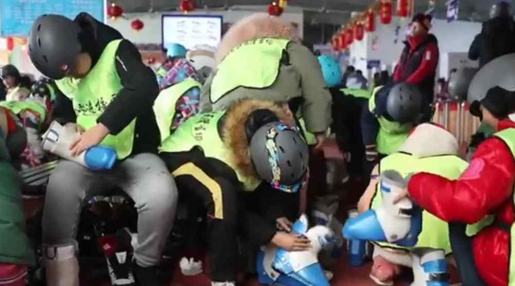 东北小学生滑雪场上体育课 网友：别人家的学校