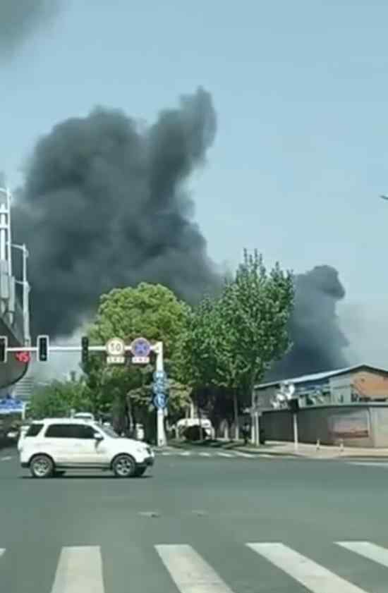 月湖大市场起火 现场大片黑烟滚滚