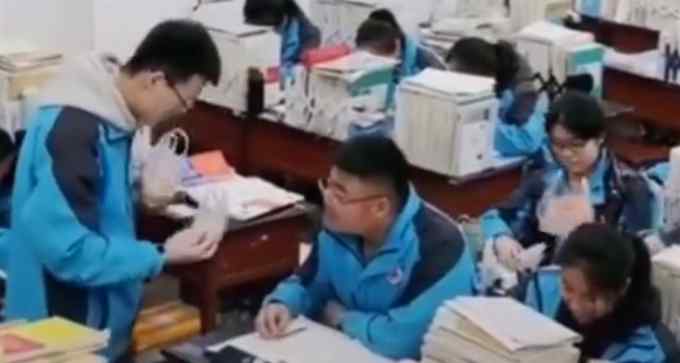 高三学生一人买10份餐 双手提满还用嘴叼着 场面太好笑了！