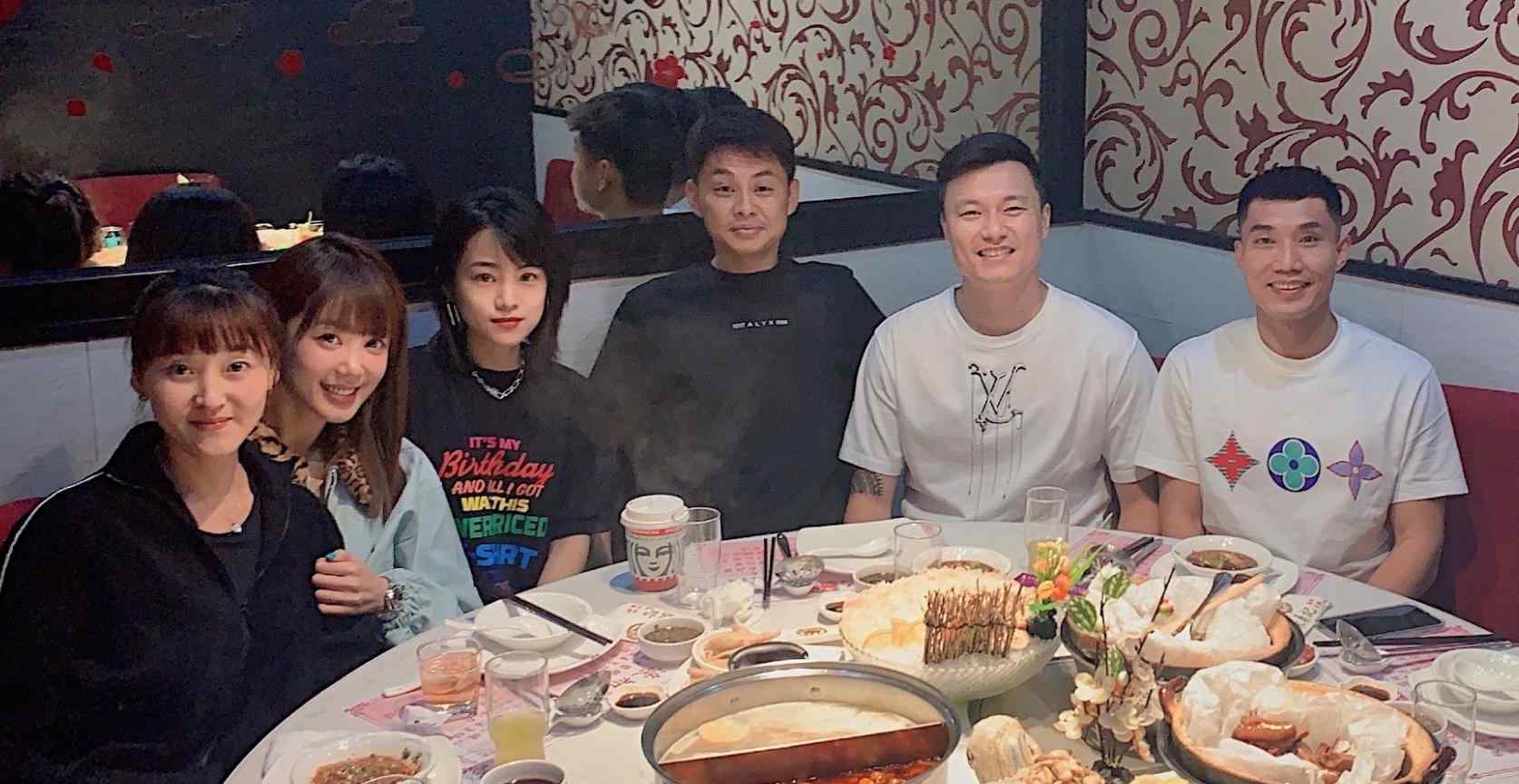 郜林老婆 好久不见!郑智郜林刘健三家每年一次火锅局,老婆一个比一个漂亮