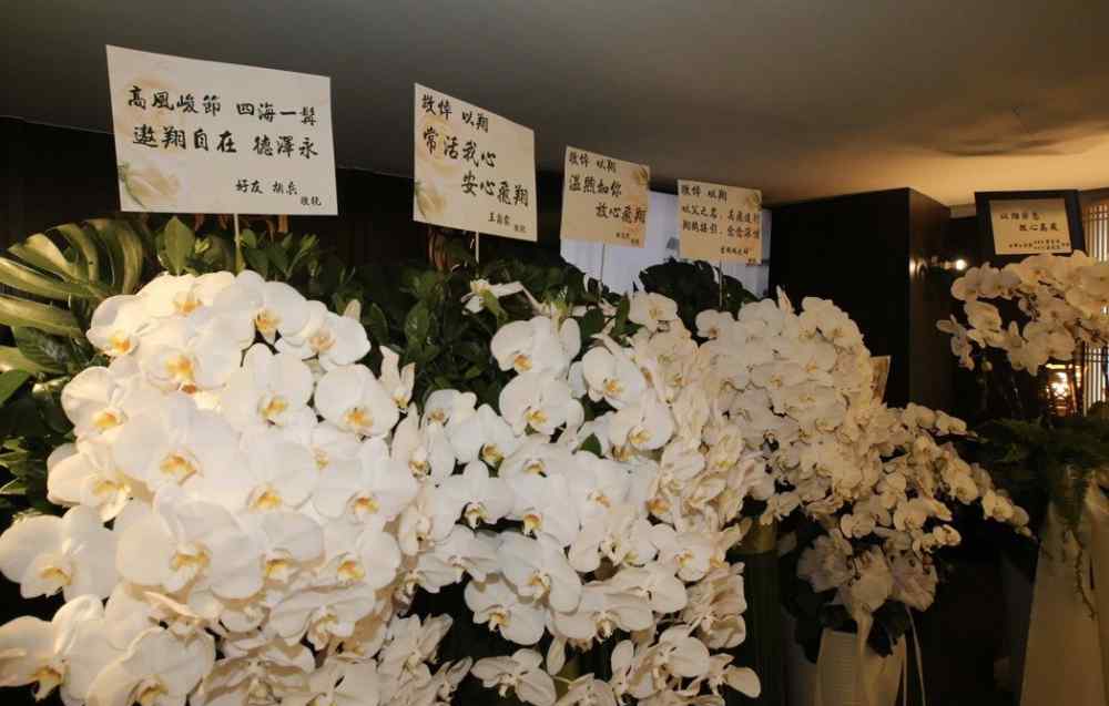 高以翔灵堂外无良小贩代购敛财 让人深恶痛绝