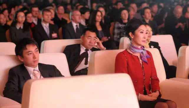 曝王思聪妈妈帮儿子还债 出了一个亿