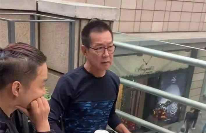 香港武打明星 两大香港功夫明星同框！63岁元彪叼雪茄太豪迈，71岁梁家仁显苍老