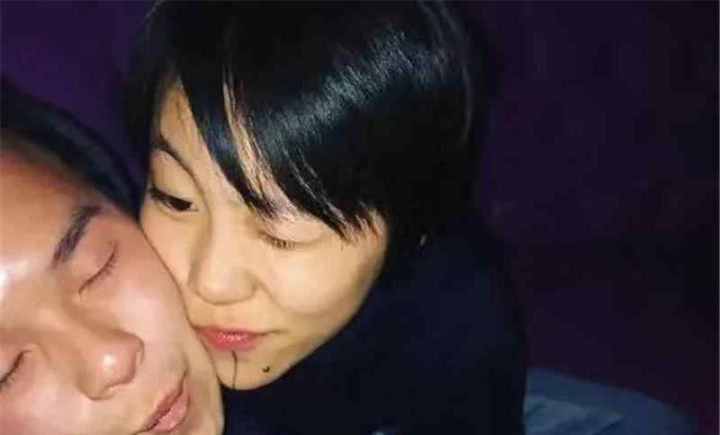 王菲女儿窦靖童 新恋情？王菲女儿窦靖童与一男子穿情侣装，照片合影十分亲密。文章配图