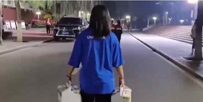 班长自费给全班买秋天第一杯奶茶 为什么这样做