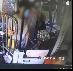 女乘客在公交车上大声呼喊求救 到底发生了什么