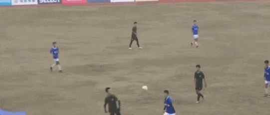 谭望嵩断子绝孙脚 U14足球赛现“断子绝孙脚”！有关部门劝被踹一方别声张