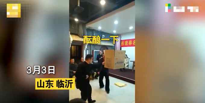 男子现场展示空手打穿纸箱 功力十足看呆网友 直呼：这是真功夫！