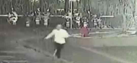 男子当街抱摔女生什么情况 现场真实画面曝光十分残暴