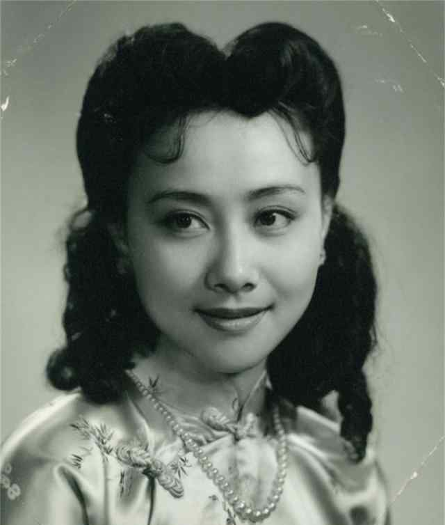 黄梅莹丈夫 黄梅莹出道40多年零绯闻，与丈夫金鑫姐弟恋恩爱36年，今70岁依旧优雅