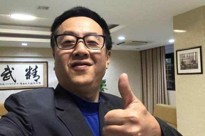 施之皓老婆 国乒名帅荣誉无数，典型的老牛吃嫩草，抛妻弃子迎娶小23岁徒弟